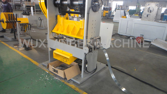Barbed rope machine