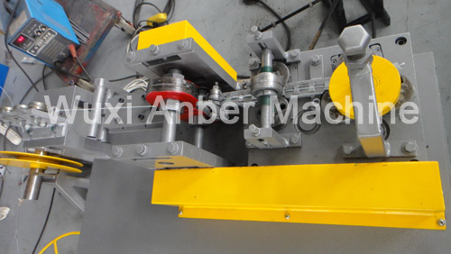 Razor wire machine